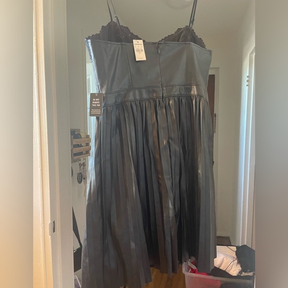 NWT Express Faux Leather Black Pleated Skirt Lace Trim Dress Large Petite - Picture 6 of 10